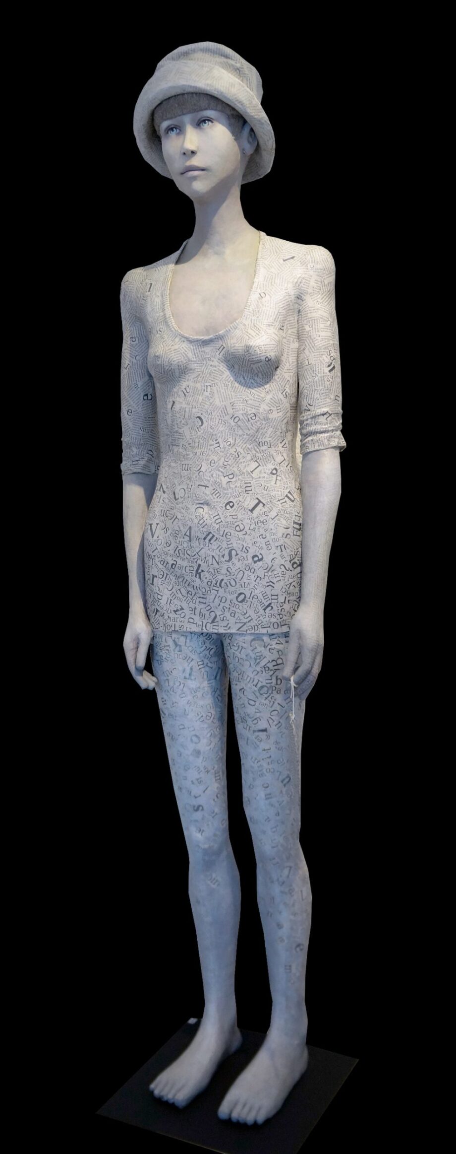 Avril en pied - Michèle Duchene - statue